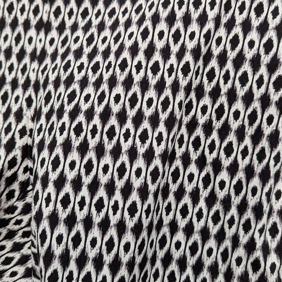 Jules & Leopold Black and White Patterned Capris Pants - Picture 2 of 3